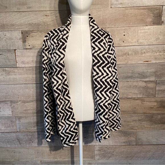 Chico’s women’s black and white zip up jacket in size 2 - Picture 2 of 10
